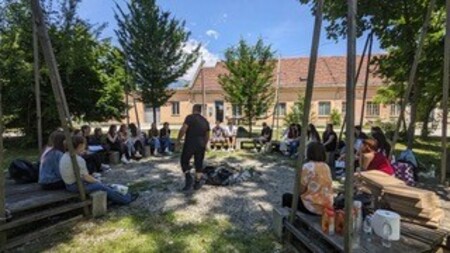 Kamniške dijakinje in dijaki v vlogi občinskih svetnikov na simulaciji odločanja (56)